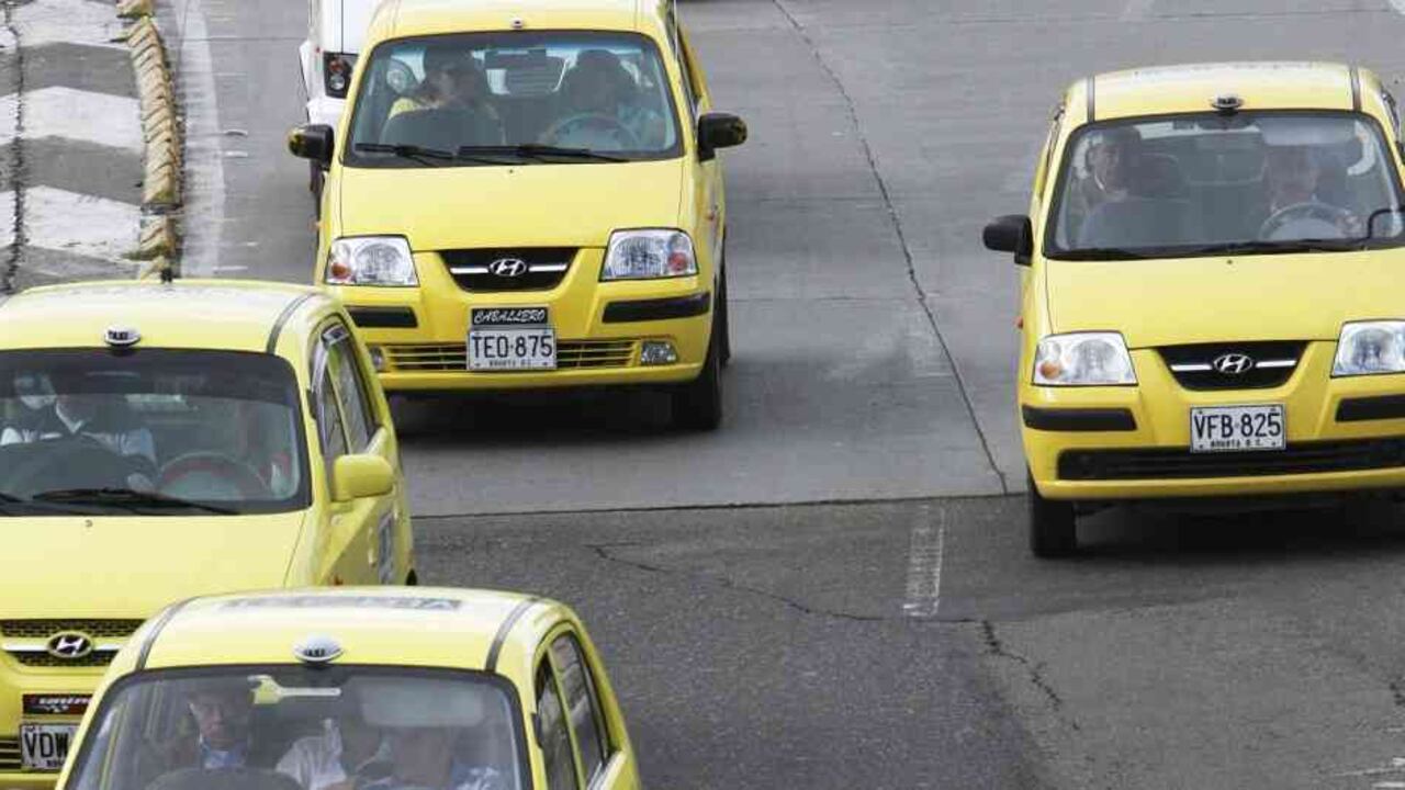 El servicio de taxis sigue funcionando durante la cuarentena, pero solo mediante plataformas o teléfono.
