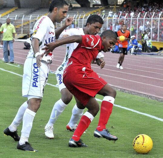 Partido entre América de Cali y Atlético Huila, en el Pascual Guerrero (2010). Al costado derecho se ven parte de las mallas.