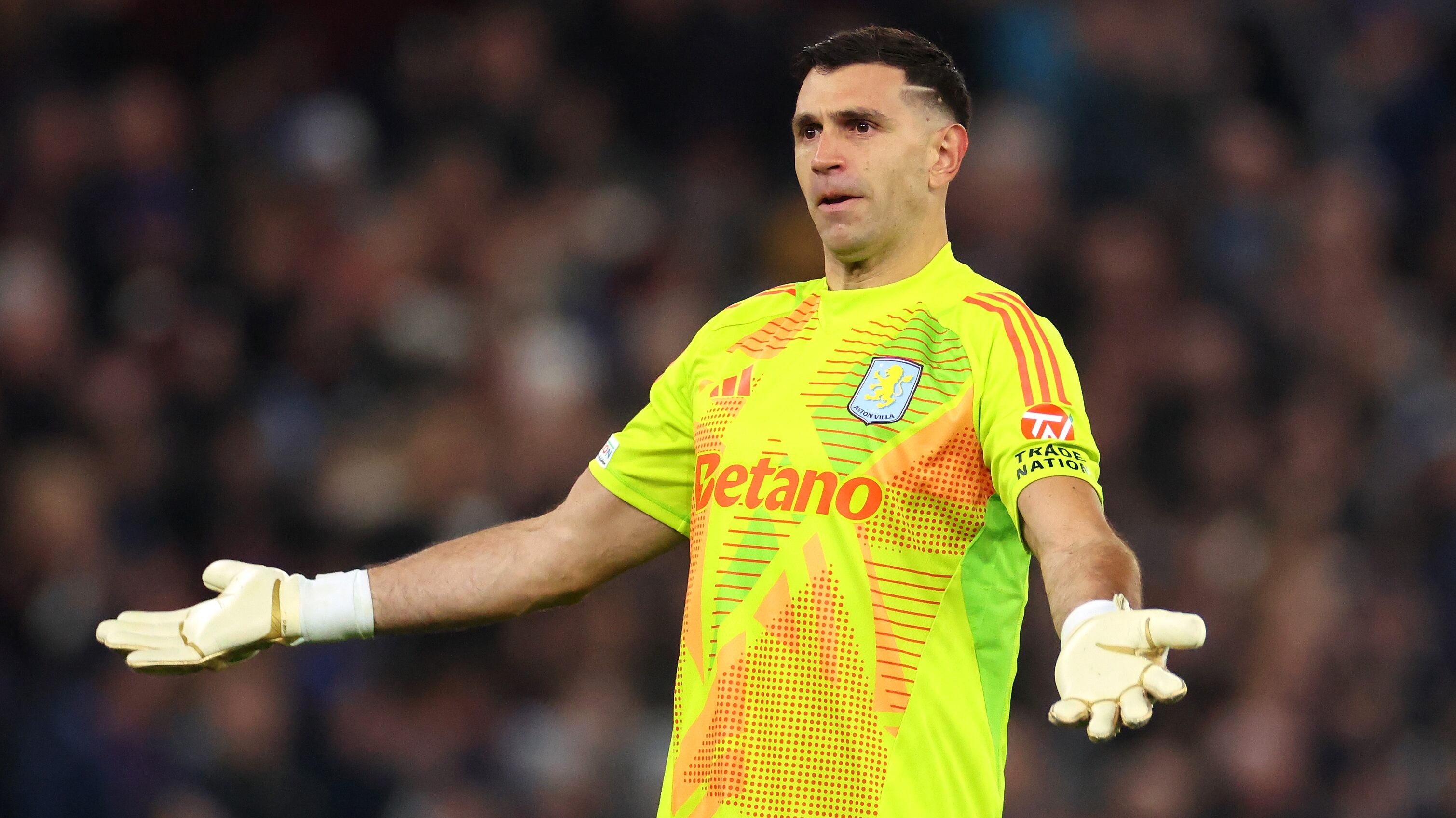 Dibu Martínez volvió a hacer de las suyas: se burló en la cara de jugador rival y no lo perdonan en Europa