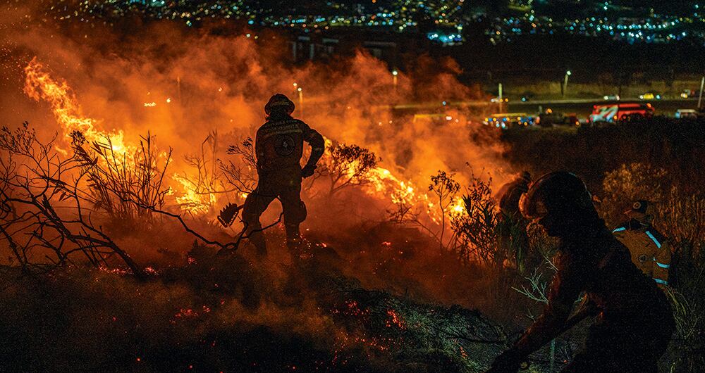 Los bomberos del país han trabajado incansablemente para atender la emergencia.