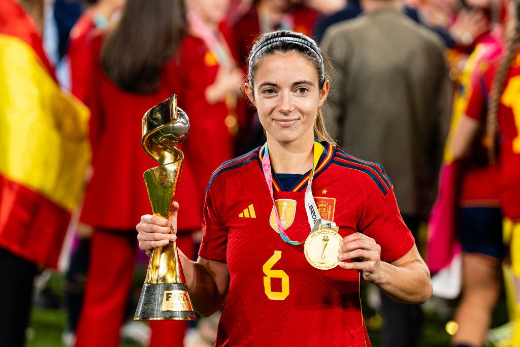 Aitana Bonmatí celebrando la consagración con España.