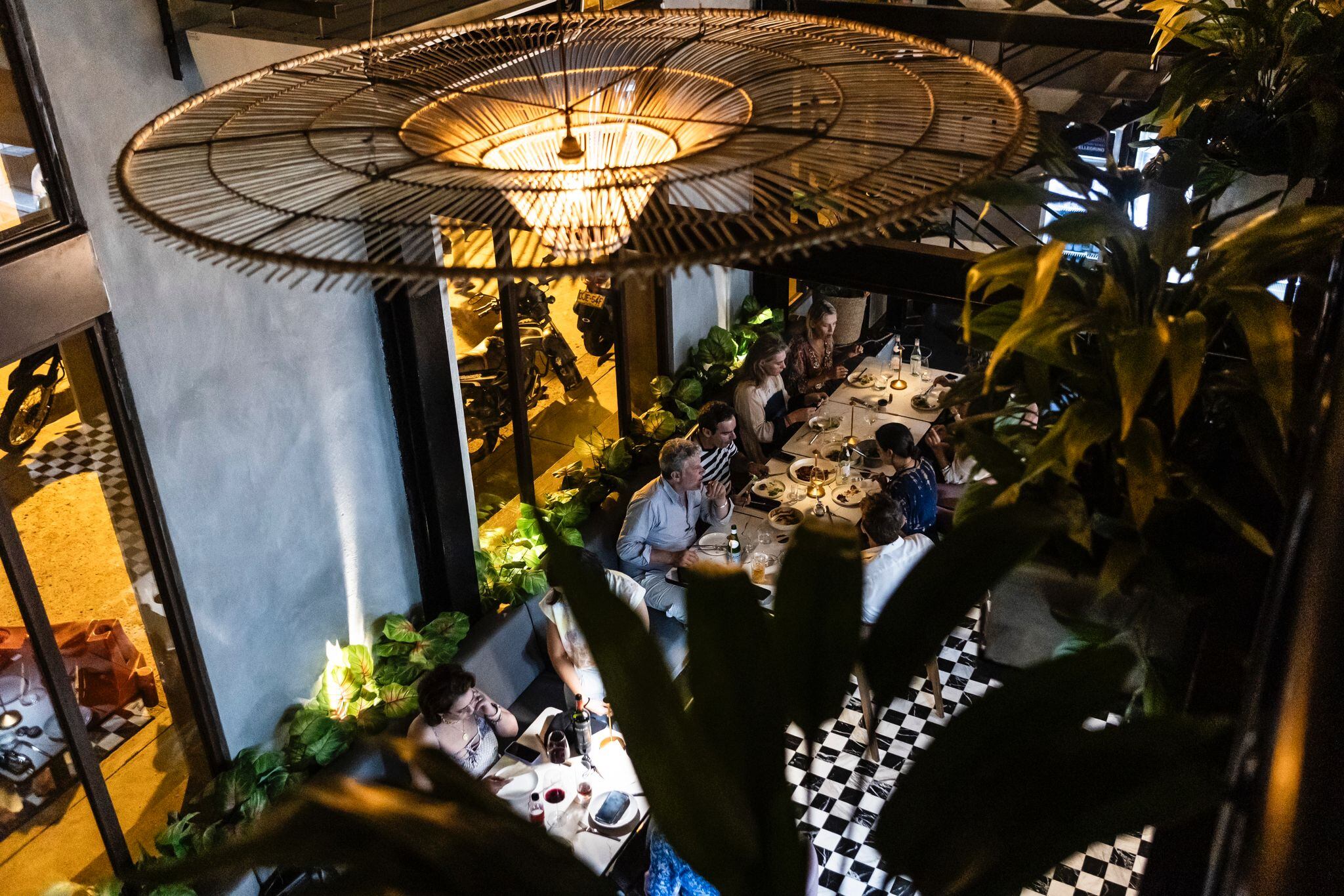 Pascal, desarrollado junto a su hermano Javier, redefine el concepto de desayuno y almuerzo con técnicas modernas y sabores locales. Municipal presenta un innovador concepto de food truck en un espacio único de Cartagena.
