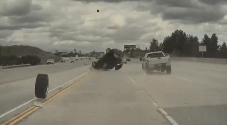 Incluso la llanta vuelve a golpear al carro accidentado por la parte trasera, una vez este queda en la vía, después de rodar varios metros tras golpearlo por debajo.