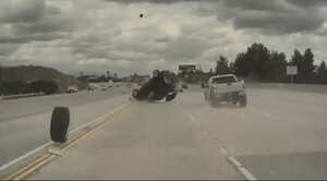 Incluso la llanta vuelve a golpear al carro accidentado por la parte trasera, una vez este queda en la vía, después de rodar varios metros tras golpearlo por debajo.