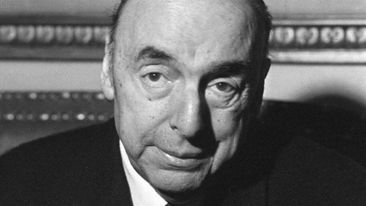 Según un equipo de forenses internacionales, "el certificado (de muerte) no refleja la realidad del fallecimiento" de Pablo Neruda. Foto: AFP