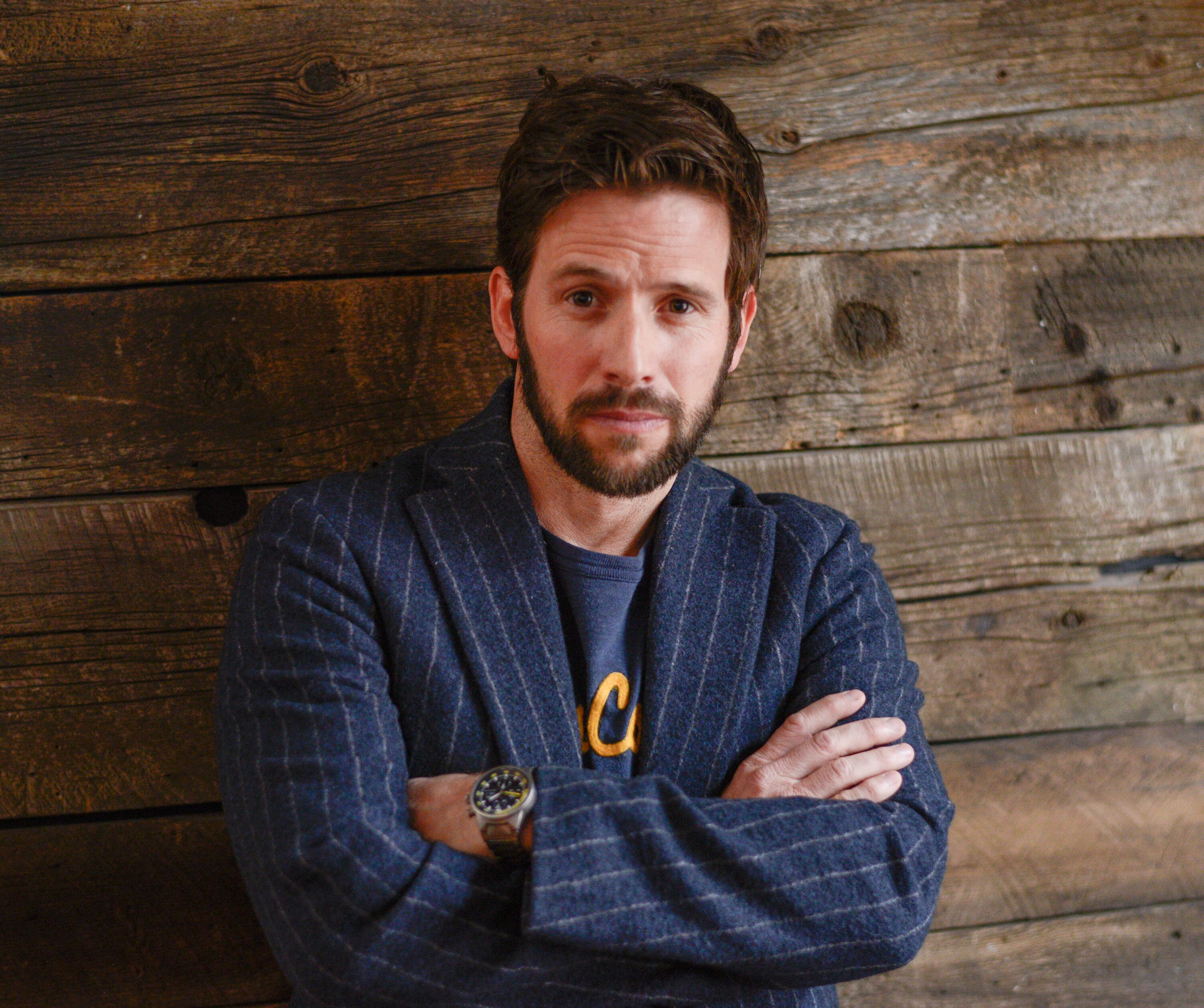 Christian Oliver posa en The Indie Lounge presenta el proyecto de artistas "Give Back Portraits" - Park City, UT 2017 - 2017 Park City el 21 de enero de 2017 en Park City, Utah