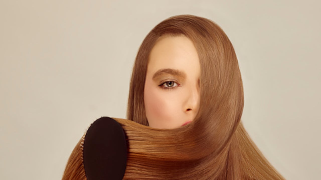 Para muchas mujeres, la mejor forma de llevar su cabello es alisarlo.