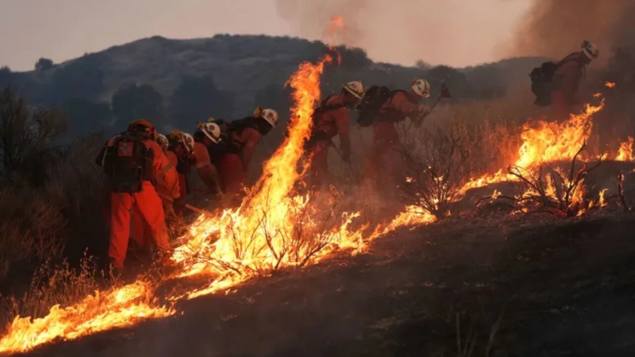Un incendio forestal en las montañas al norte de Los Ángeles está arrasando miles de hectáreas y obligando a evacuaciones