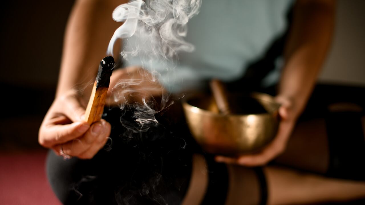 Meditar en un lugar tranquilo y prendiendo inciensos o palo santo puede ayudarle a conectar mejor en este ritual.