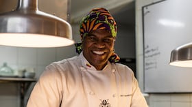 El chef afrocolombiano Rey Guerrero, fue el ganador del prestigioso Gourmand World Cookbook Award 2025 en la categoría de mejor libro de literatura y cultura gastronómica afroamericana del mundo con su obra “Sabores de Resistencia, la cocina de Rey Guerrero”.