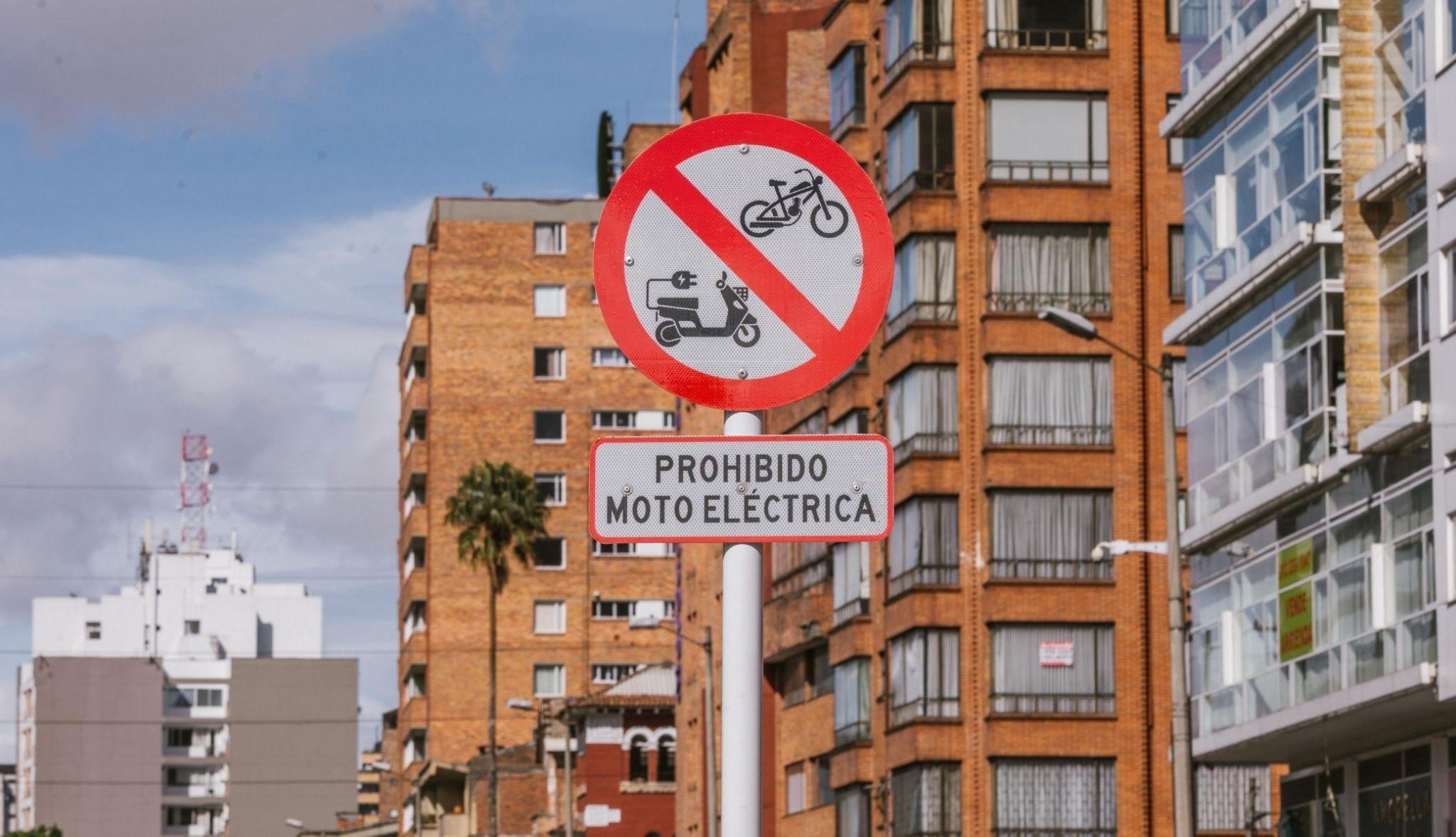 La Secretaría Distrital de Movilidad inició la instalación de nuevas señales de tránsito en ciclorrutas que indican la prohibición de tránsito de ciclomotores, tricimotores y motos eléctricas.