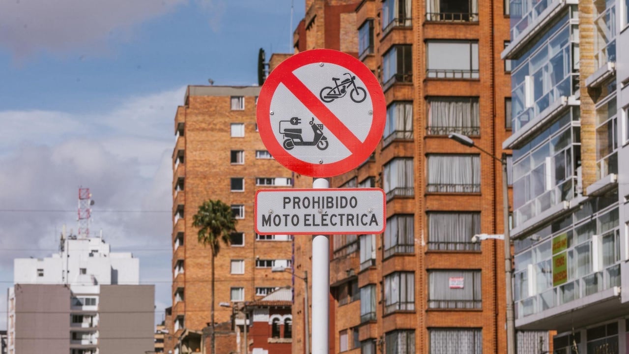 La Secretaría Distrital de Movilidad comenzó la instalación de nuevas señales de tránsito en ciclorrutas, que indican la prohibición de tránsito de ciclomotores, tricimotores y motos eléctricas.