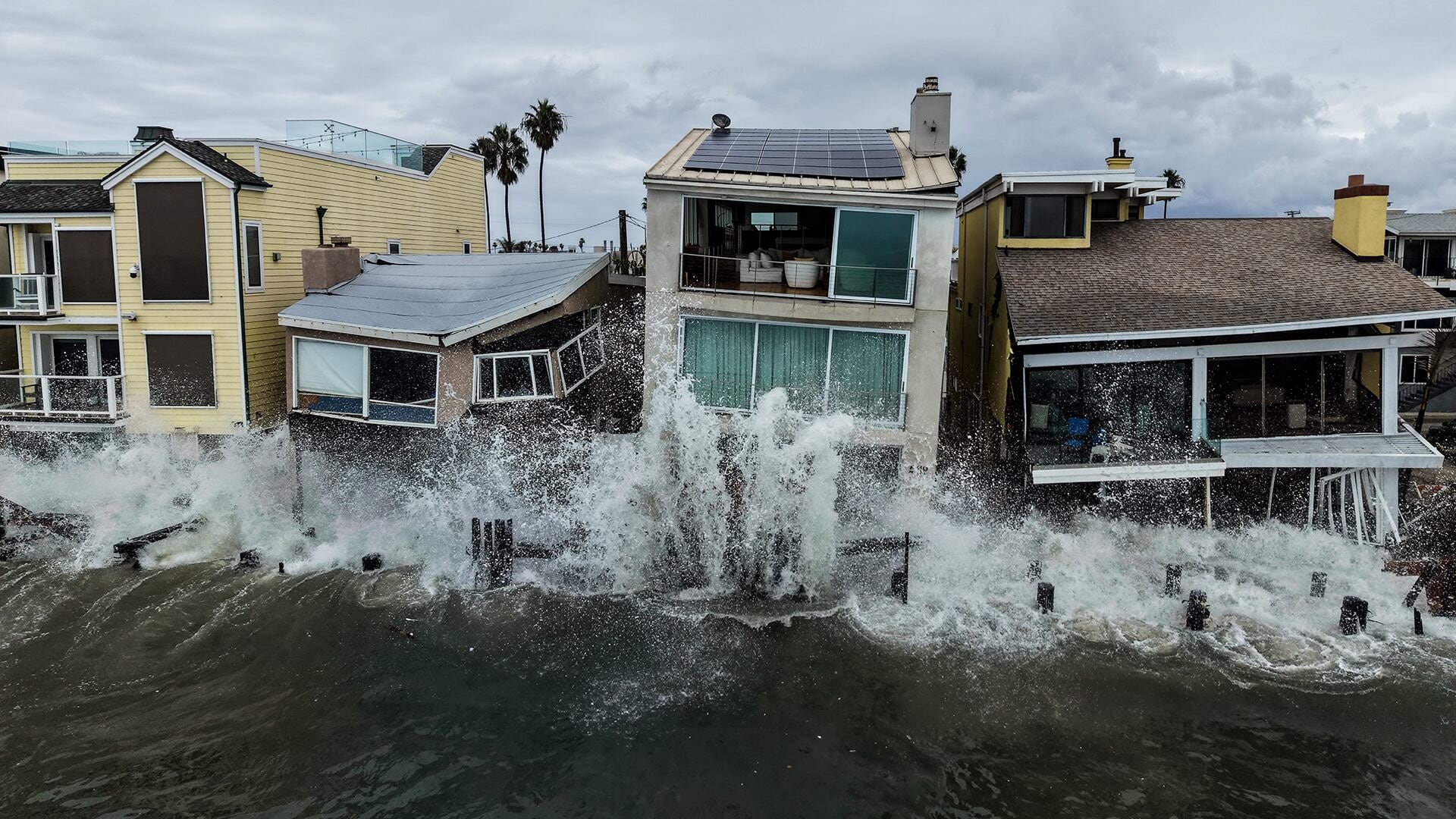 Las olas del ciclón post-tropical Rachel chocan contra casas frente a la playa en Long Beach, California, el lunes 12 de octubre de 2026.