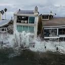 Las olas del ciclón post-tropical Rachel chocan contra casas frente a la playa en Long Beach, California, el lunes 12 de octubre de 2026.