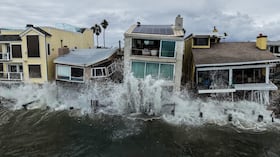 Las olas del ciclón post-tropical Rachel chocan contra casas frente a la playa en Long Beach, California, el lunes 12 de octubre de 2026.