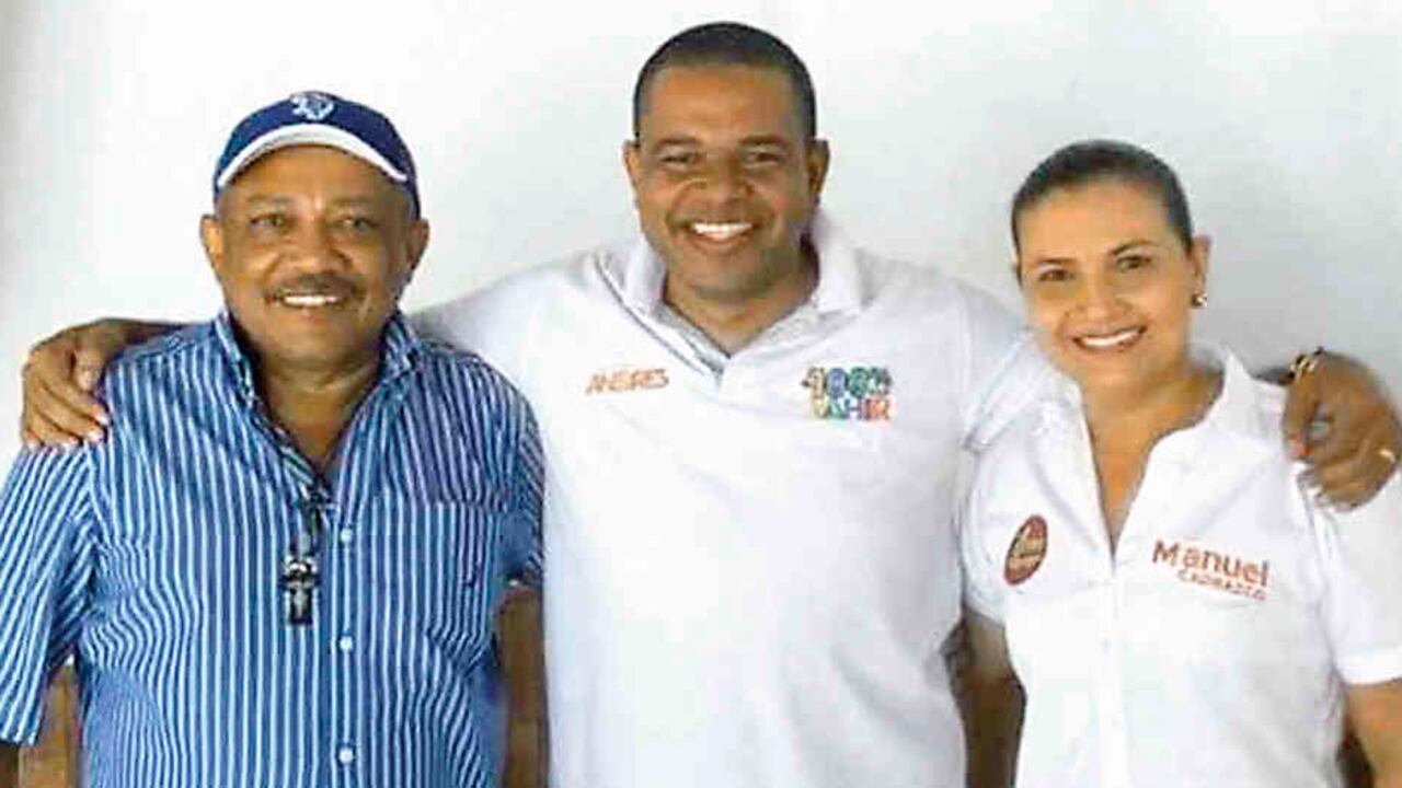 Los capturados Manuel Cadrazco y su esposa Milagro Martelo junto a Yahir Acuña (centro), candidato a la gobernación de Sucre.