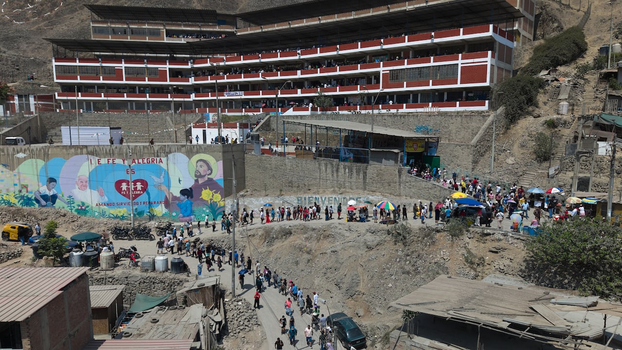 Los votantes hacen fila afuera de un colegio electoral durante las elecciones generales en Lima, Perú.