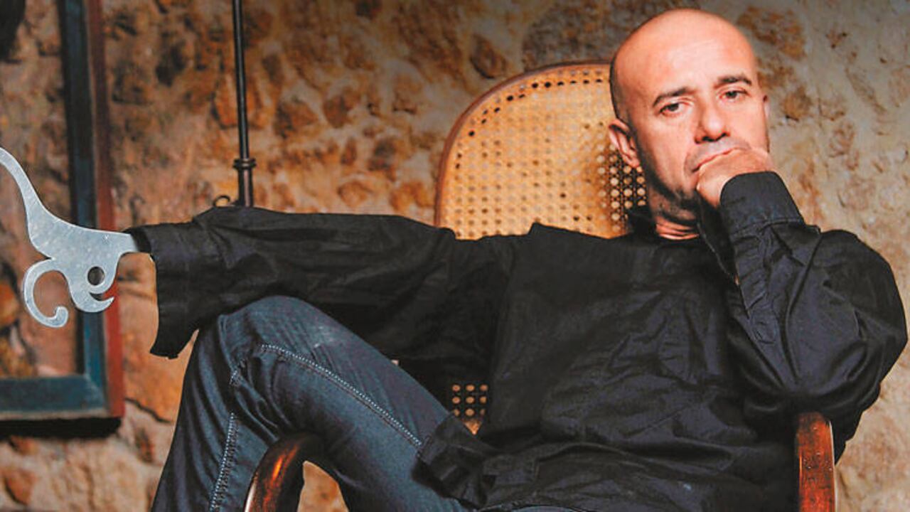 El novelista mexicano Mario Bellatin durante un festival literario en Brasil. 'Salón de belleza' (1994) es su novela más aclamada. Foto: Luciana Whitaker/Getty Images.