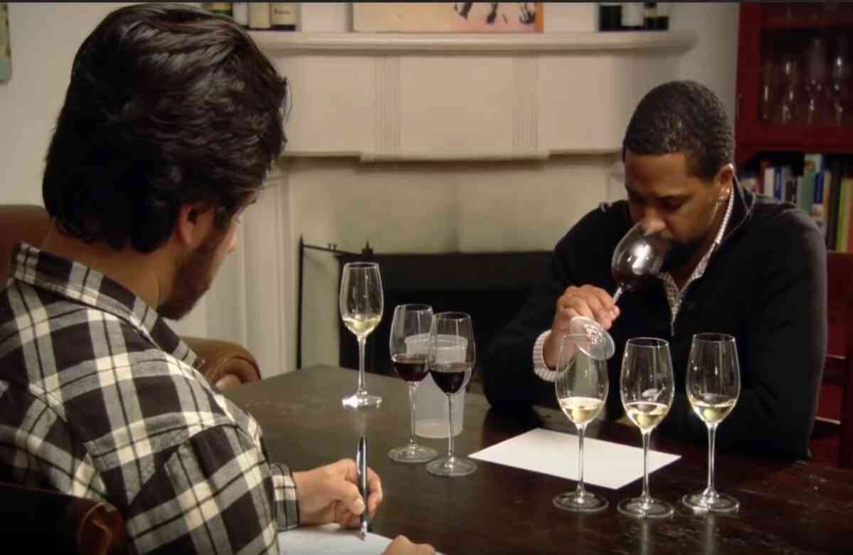 Somm (2013) Este documental de Jason Wise muestra el recorrido de quienes desean convertirse en Master sommeliers. Esta es la máxima categoría a la que un grupo selecto de expertos pueden aspirar y que únicamente consiguen después de presentar difíciles examenes que ponen a prueba su disciplina y conocimiento. La película está disponible en Netflix y cuenta con una segunda parte: ‘Somm, into the bottle‘.