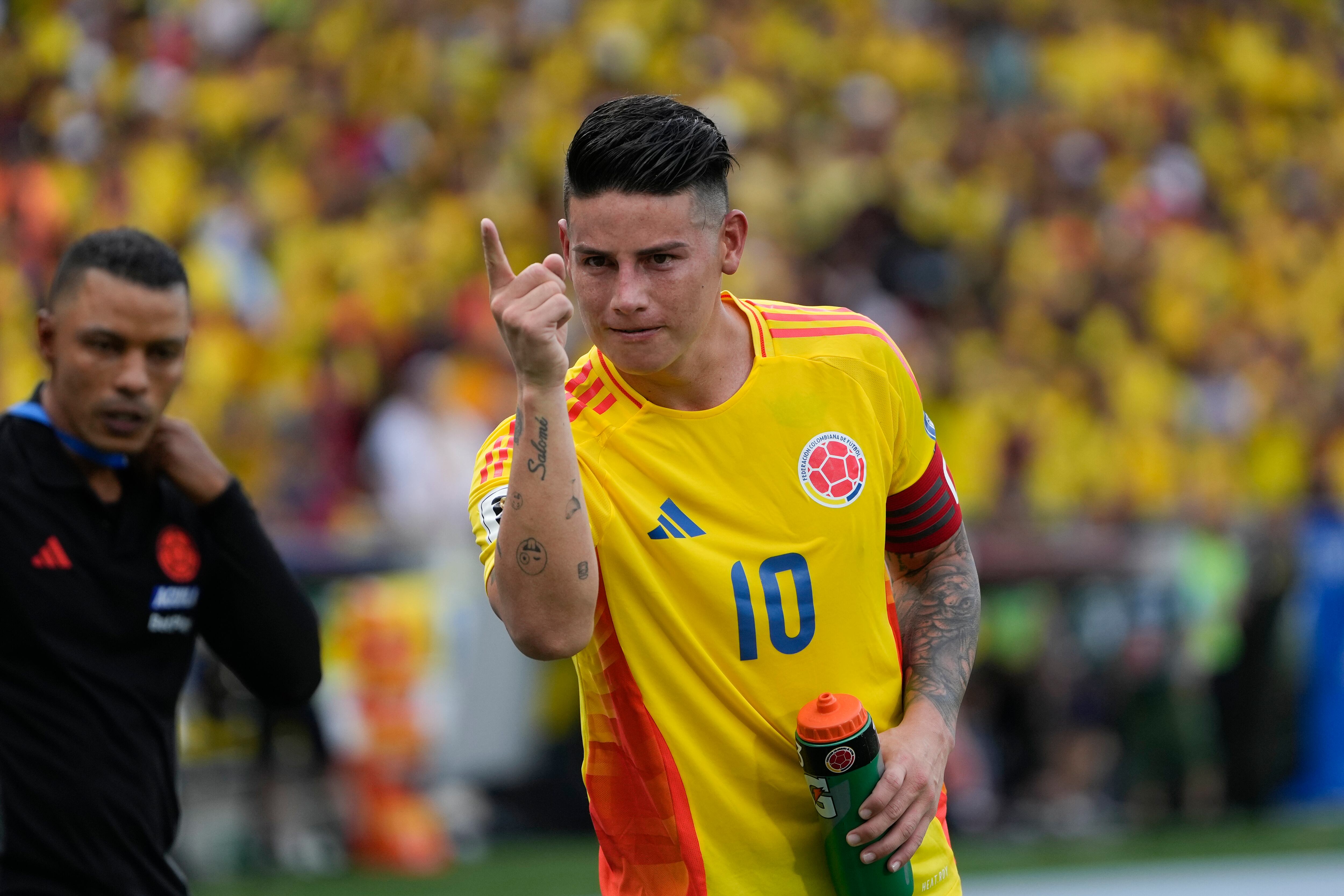Colombia's James Rodriguez celebrates scoring a penalty, his side's second goal, against Argentina during a qualifying soccer match for the FIFA World Cup 2026 at the Metropolitano Roberto Melendez stadium in Barranquilla, Colombia, Tuesday, Sept. 10, 2024. (AP Photo/Ricardo Mazalan)