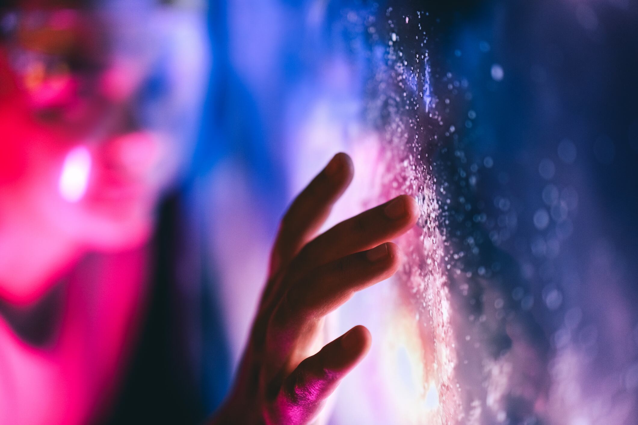 Para el investigador, descifrar ese momento anterior revelaría la conexión entre los principios cuánticos y la fuerza que rige la gravedad.