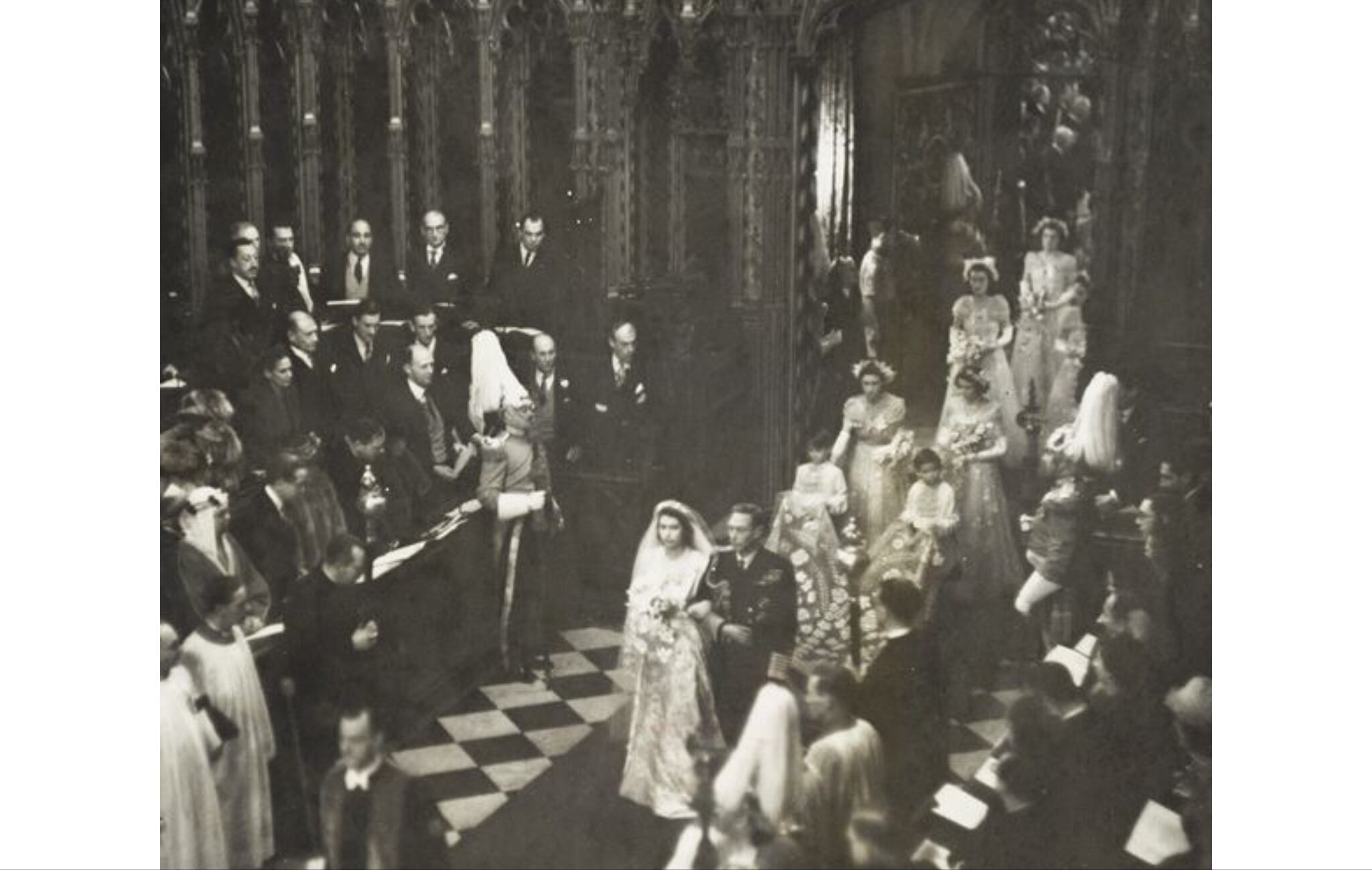 Isabel desfilo del brazo de su padre al son de la Marcha nupcial de Parry.