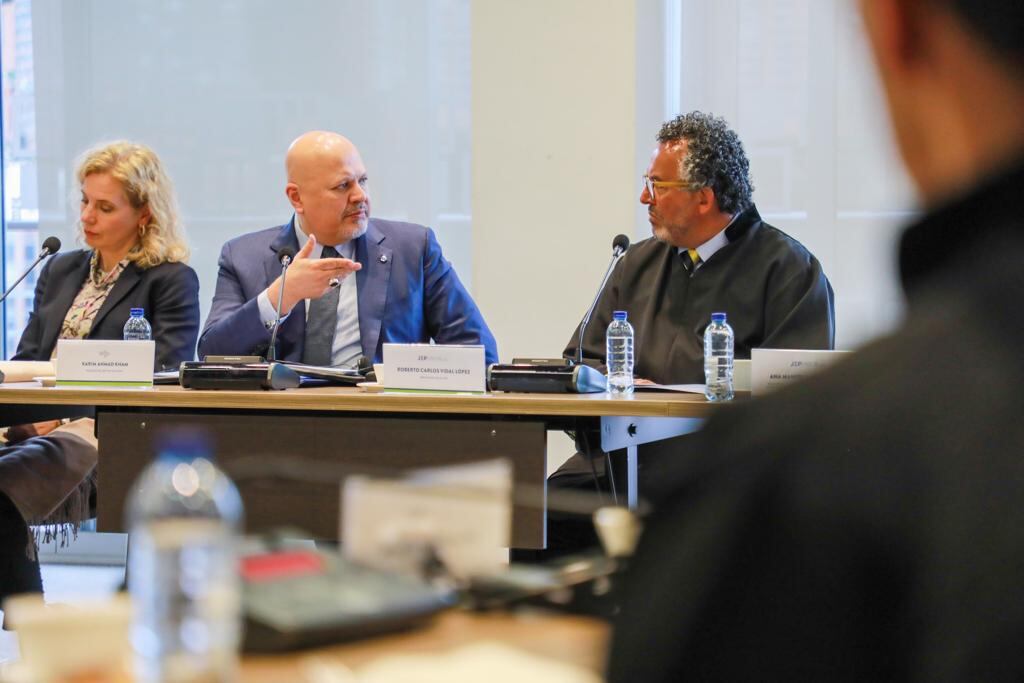 Karim Khan, fiscal de la Corte Penal Internacional en reunión con la Sala Plena de la JEP.