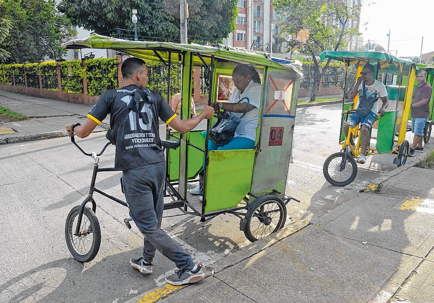 El precio de una carrera en bicitaxi varía según factores como: la distancia del recorrido, si son o no clientes frecuentes, o si viajan una o dos personas. Las tarifas oscilan entre $ 2500 y $ 6000.