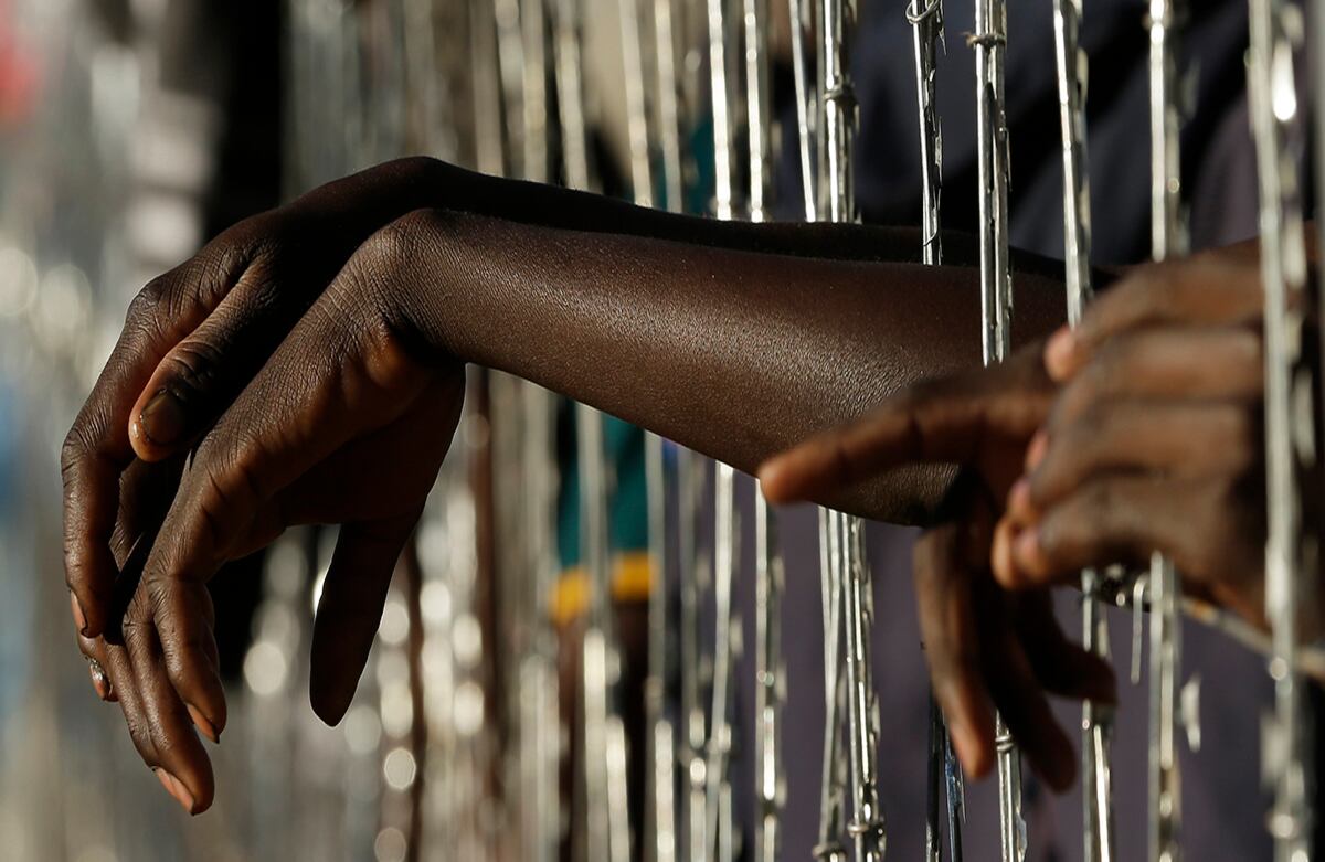 Las manos de los extranjeros desplazados son fotografiadas mientras permanecen fuera del albergue para extranjeros desplazados en Johannesburgo, Sudáfrica. (AP)