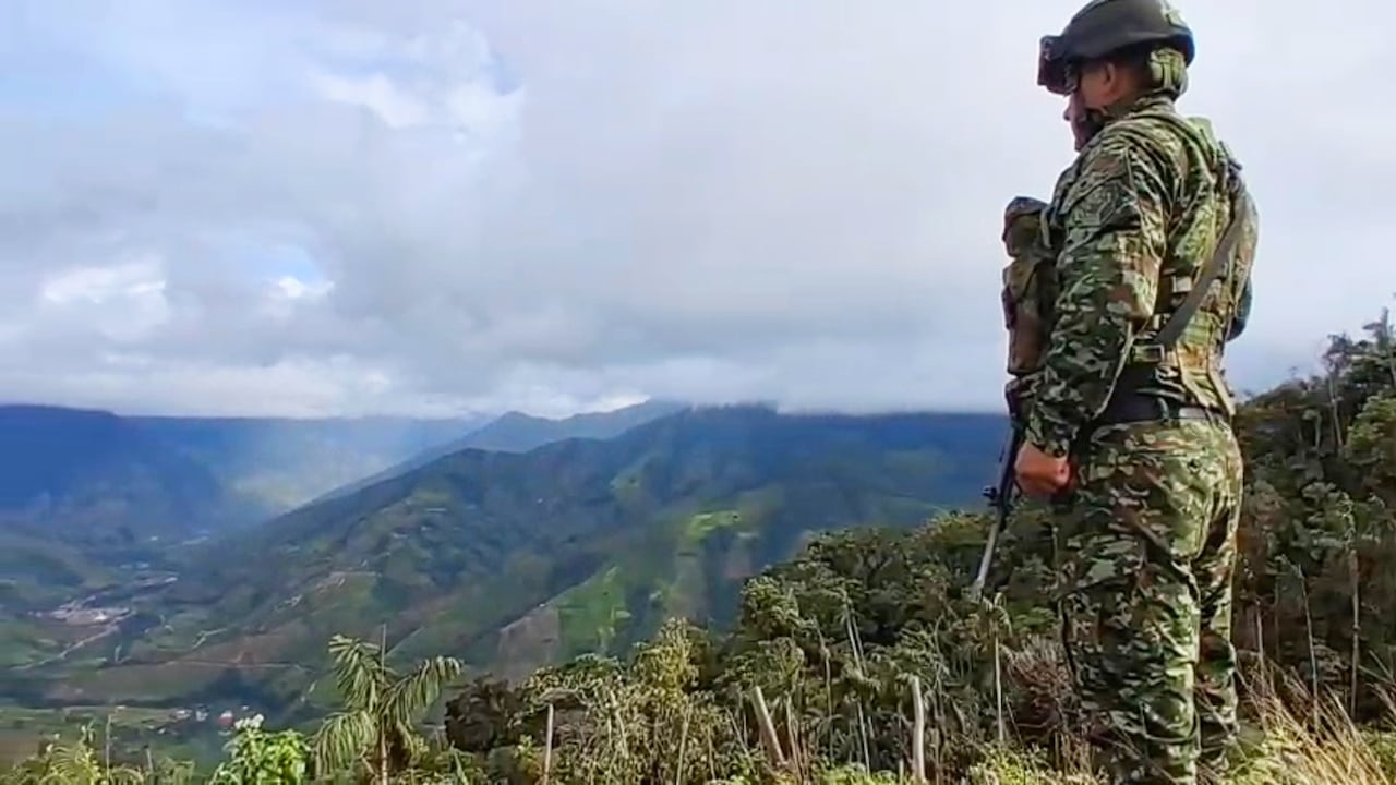 Se reportan uniformados y civiles heridos, secuestros, ataques con drones y pocas municiones.