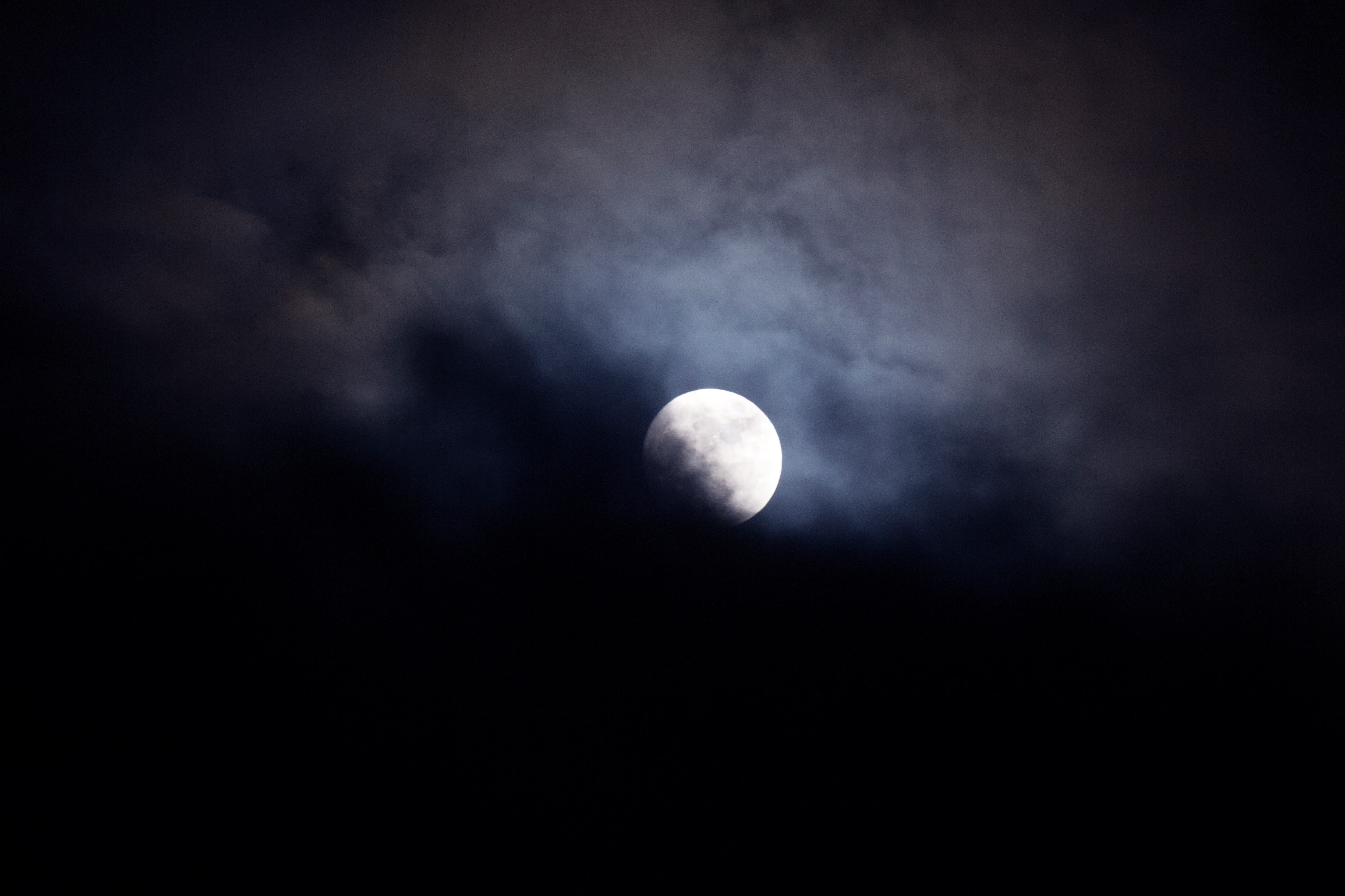Qué es la Luna Negra que se podrá ver durante el eclipse solar este sábado  30 de abril