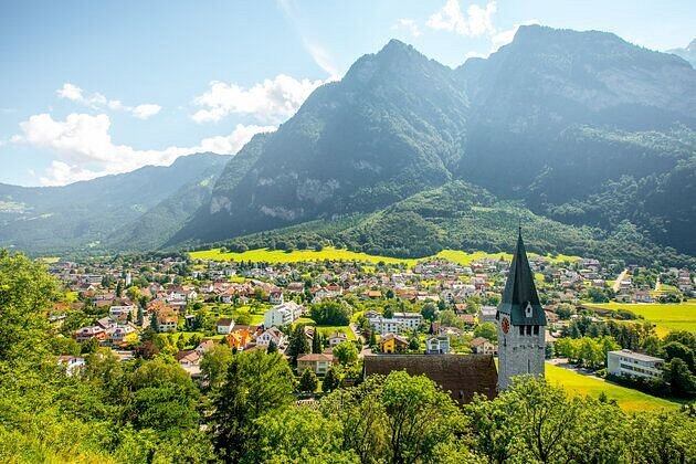 Liechtenstein, oficialmente Principado de Liechtenstein, es un micro-Estado centroeuropeo sin litoral cuya forma de gobierno es la monarquía constitucional, ubicado entre Suiza y Austria.