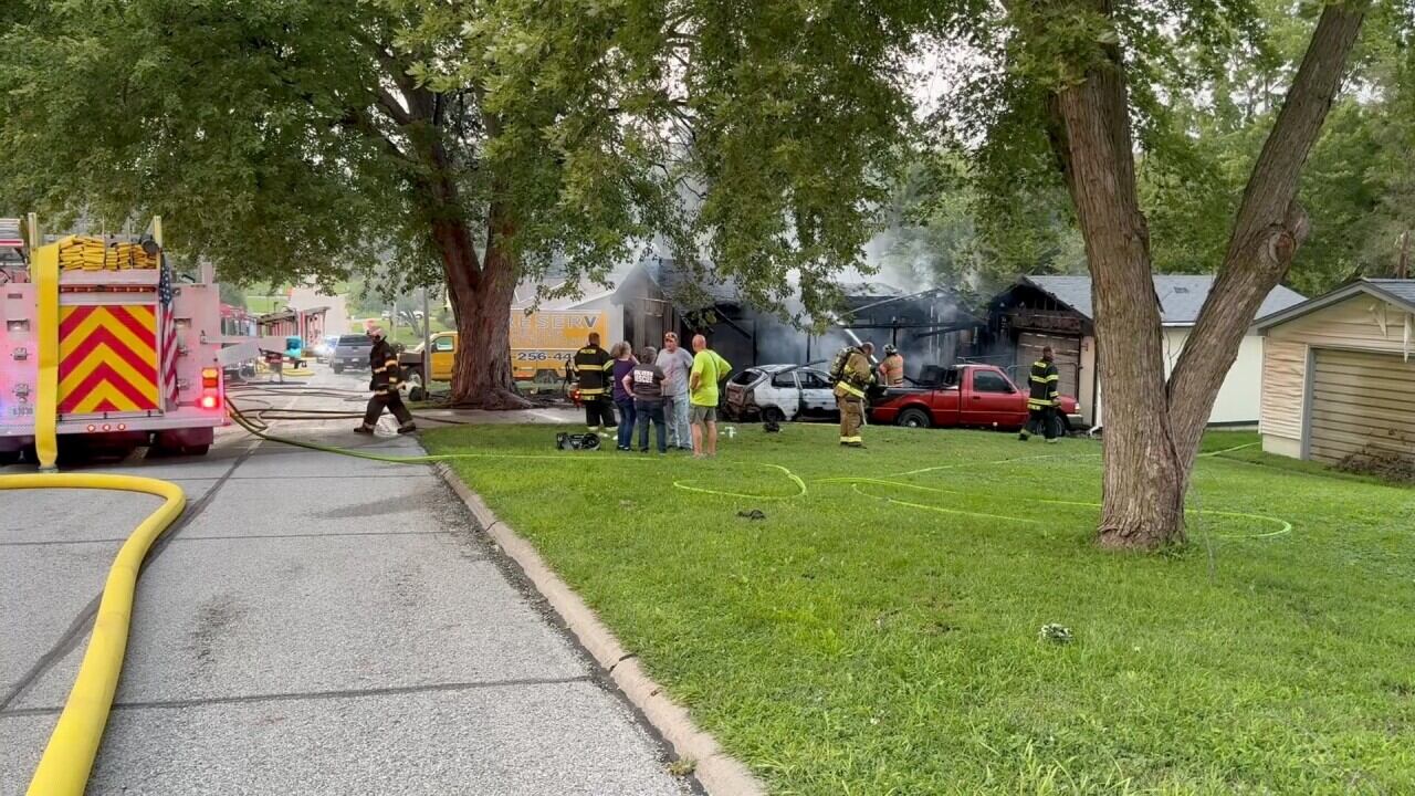 Calle residencial en Glenwood, Iowa, con camiones de bomberos y vecinos observando tras un ataque mortal.