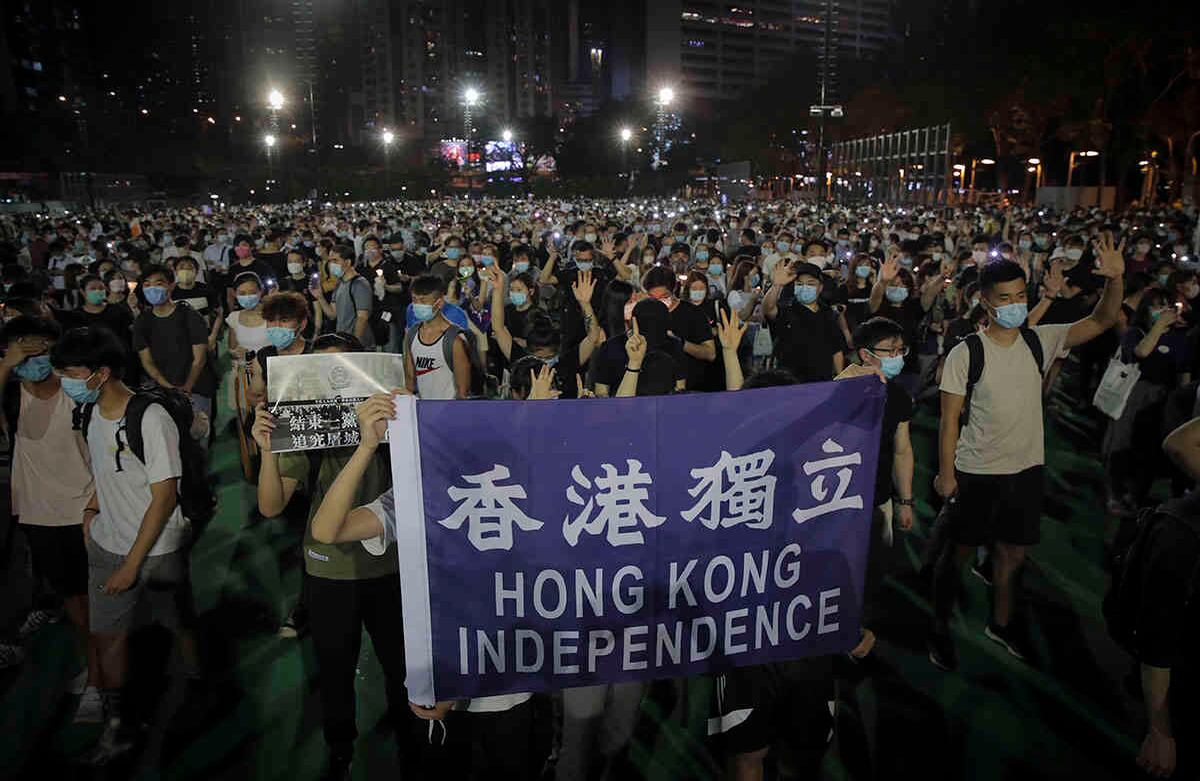 Los participantes hacen gestos con cinco dedos, lo que significa "Cinco demandas, ni una menos", durante una vigilia por las víctimas de la Masacre de Tiananmen en 1989 en el Parque Victoria en Causeway Bay, Hong Kong. (Foto AP / Kin Cheung)