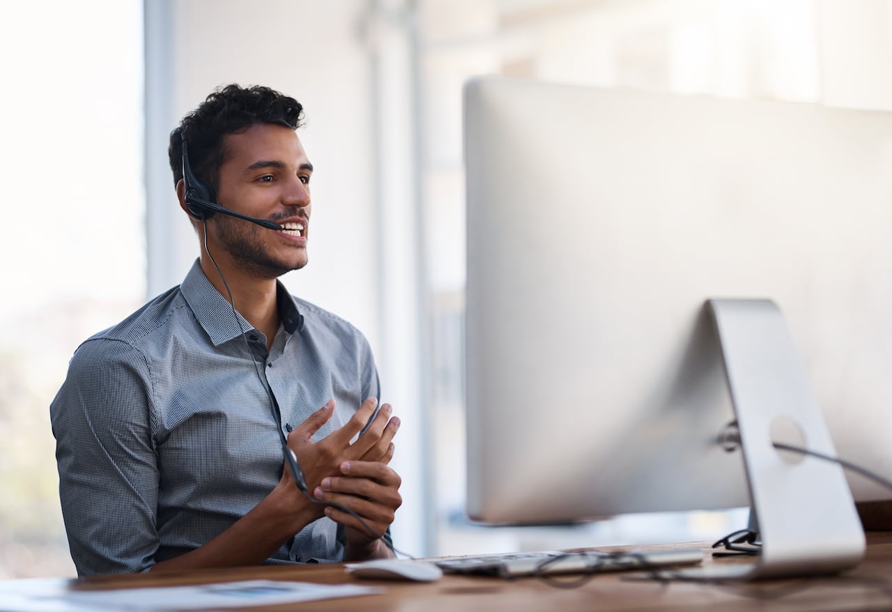 Foto de un joven agente del centro de llamadas que trabaja en una oficina.