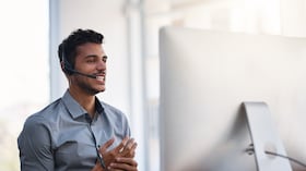 Foto de un joven agente del centro de llamadas que trabaja en una oficina.