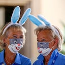 Los voluntarios Rhodelle Ireland, izquierda, y Helen Louise Klinge con orejas de conejo y máscaras faciales con una cabeza de conejo impresa durante la ronda final del torneo de golf ANA Inspiration de la LPGA en Mission Hills Country Club el domingo 4 de abril de 2021 en Rancho Mirage, California. Foto: AP / Ringo HW Chiu.