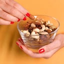 Consumir frutos secos como las almendras y las nueces, ya que tienen gran cantidad de potasio.