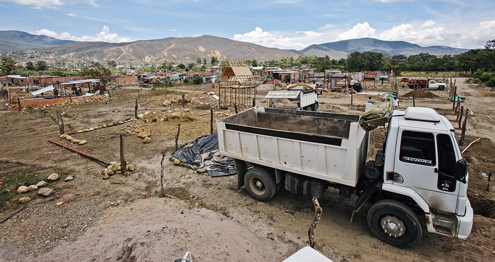  La toma de lotes es legalizada en notarías y oficinas de instrumentos públicos. Una vez hecho ese proceso, empiezan a lotear lo que deja a los auténticos dueños con las manos vacías. Así sucedió en Soledad, Atlántico.