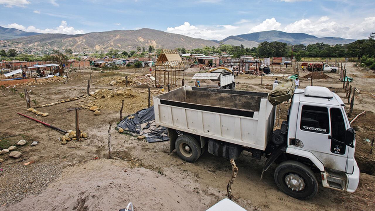 La toma de lotes es legalizada en notarías y oficinas de instrumentos públicos. Una vez hecho ese proceso, empiezan a lotear lo que deja a los auténticos dueños con las manos vacías. Así sucedió en Soledad, Atlántico.