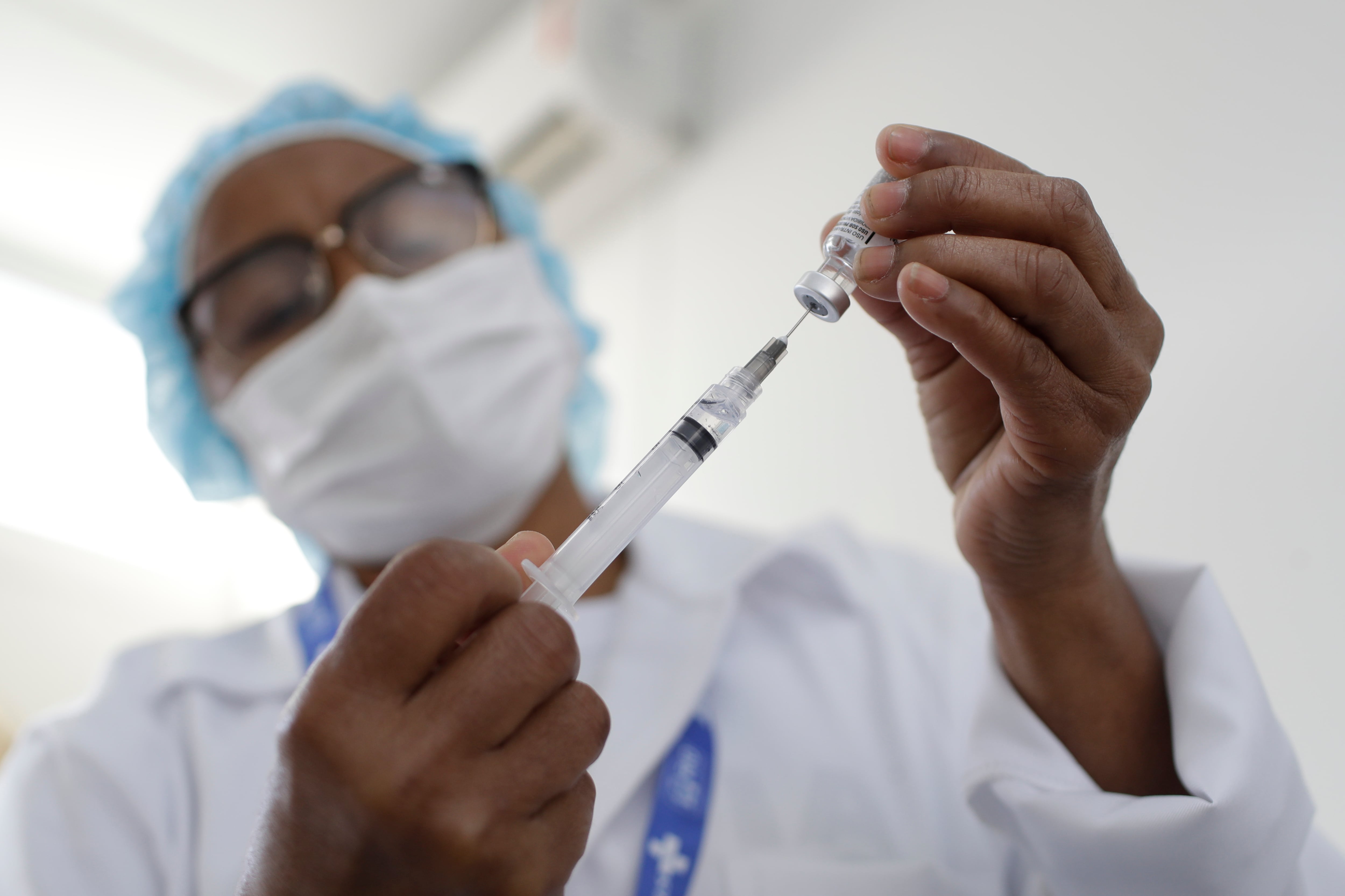 Un trabajador de la salud prepara una inyección de la vacuna AstraZeneca en el primer día de una campaña de vacunación COVID-19 de tres días para personas mayores de 35 años en la favela Complexo da Maré de Río de Janeiro, Brasil, Brasil, el jueves 29 de julio de 2021. (Foto AP / Bruna Prado)
