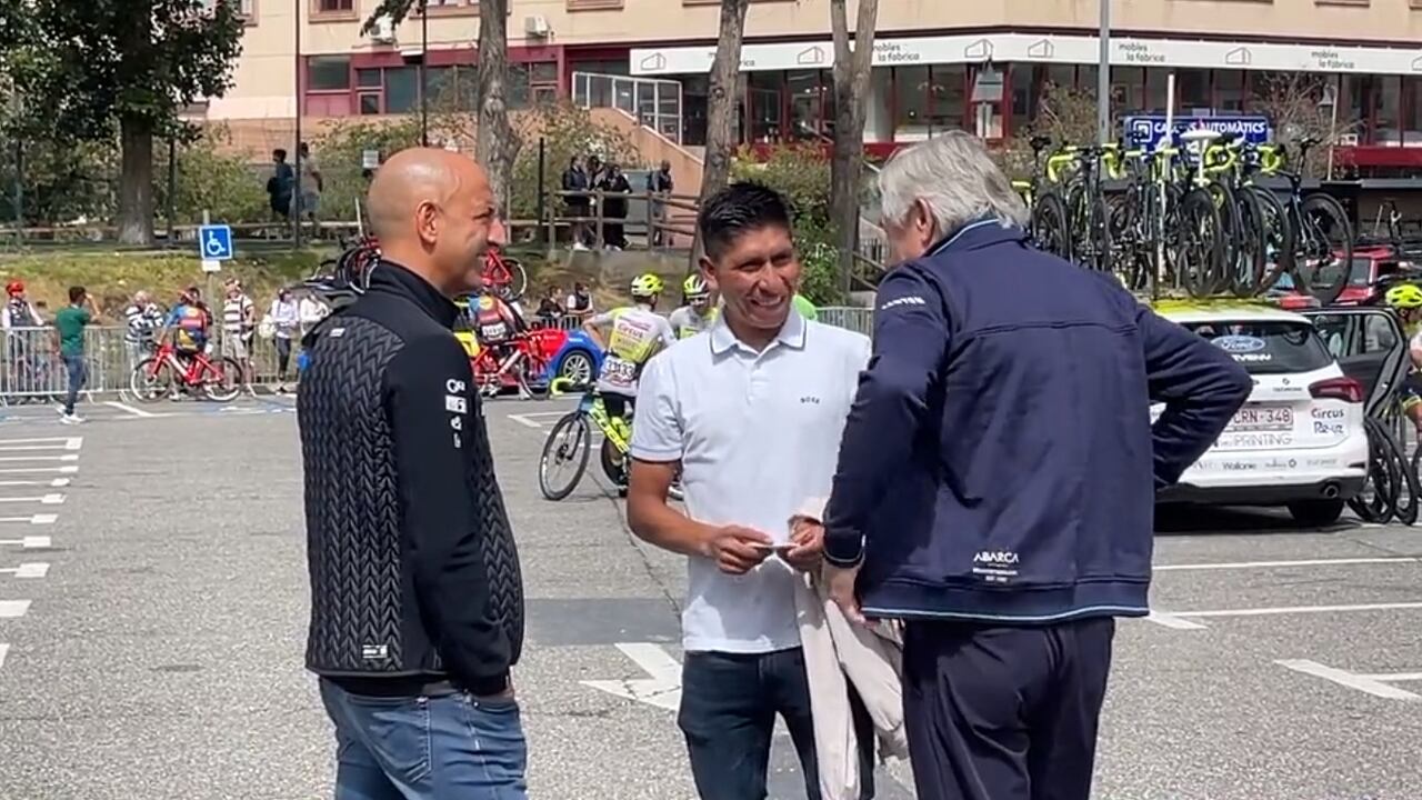 Nairo Quintana hablando con Joxean Fernández 'Matxín', director deportivo del UAE Team Emirates y Eusebio Unzué del Movistar team.