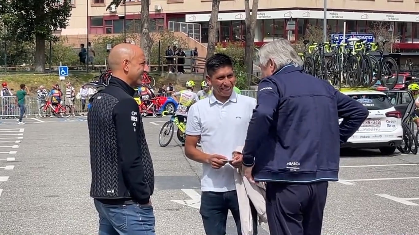 Nairo Quintana hablando con Joxean Fernández 'Matxín', director deportivo del UAE Team Emirates y Eusebio Unzué del Movistar team.