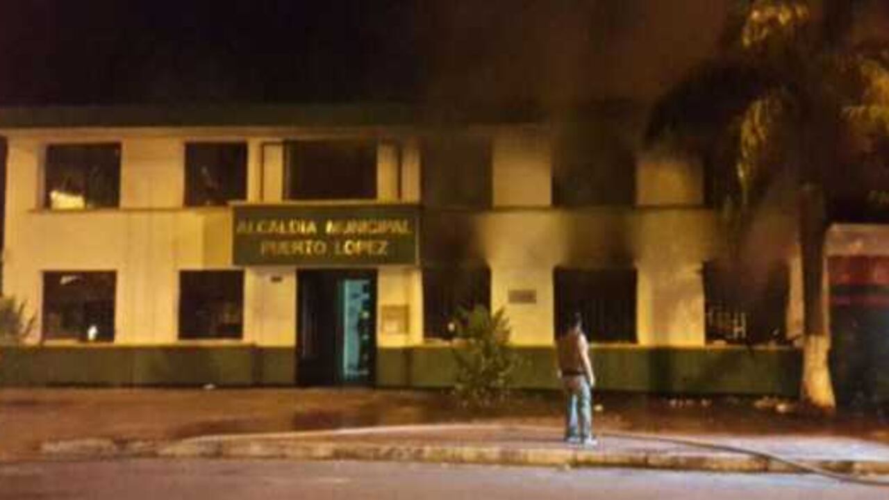 La turba la emprendió también contra la alcaldía municipal.