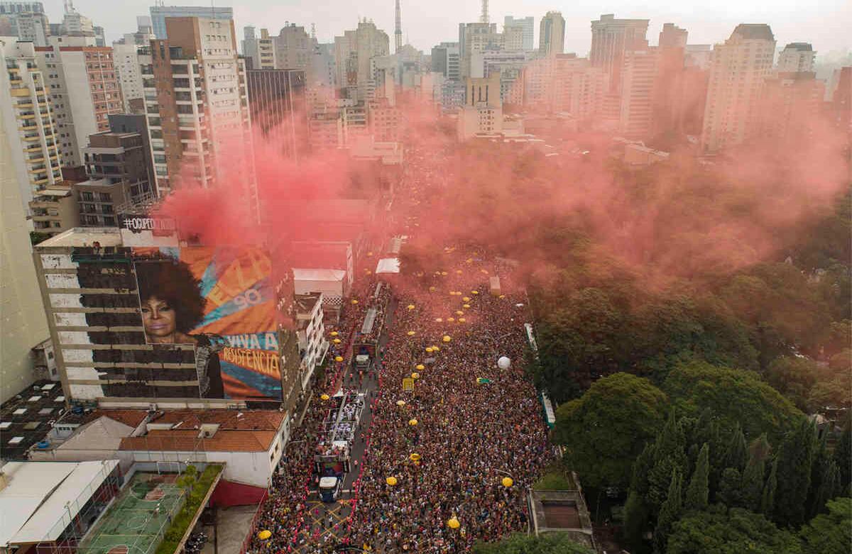 La gente llena la calle durante el carnaval brasileño. En el festival, los llamados  bloques o blocos de carnaval, que son bandas callejeras, desfilan en São Paulo. Foto del 16 de febrero de 2020. Foto: Andre Penner/ AP.