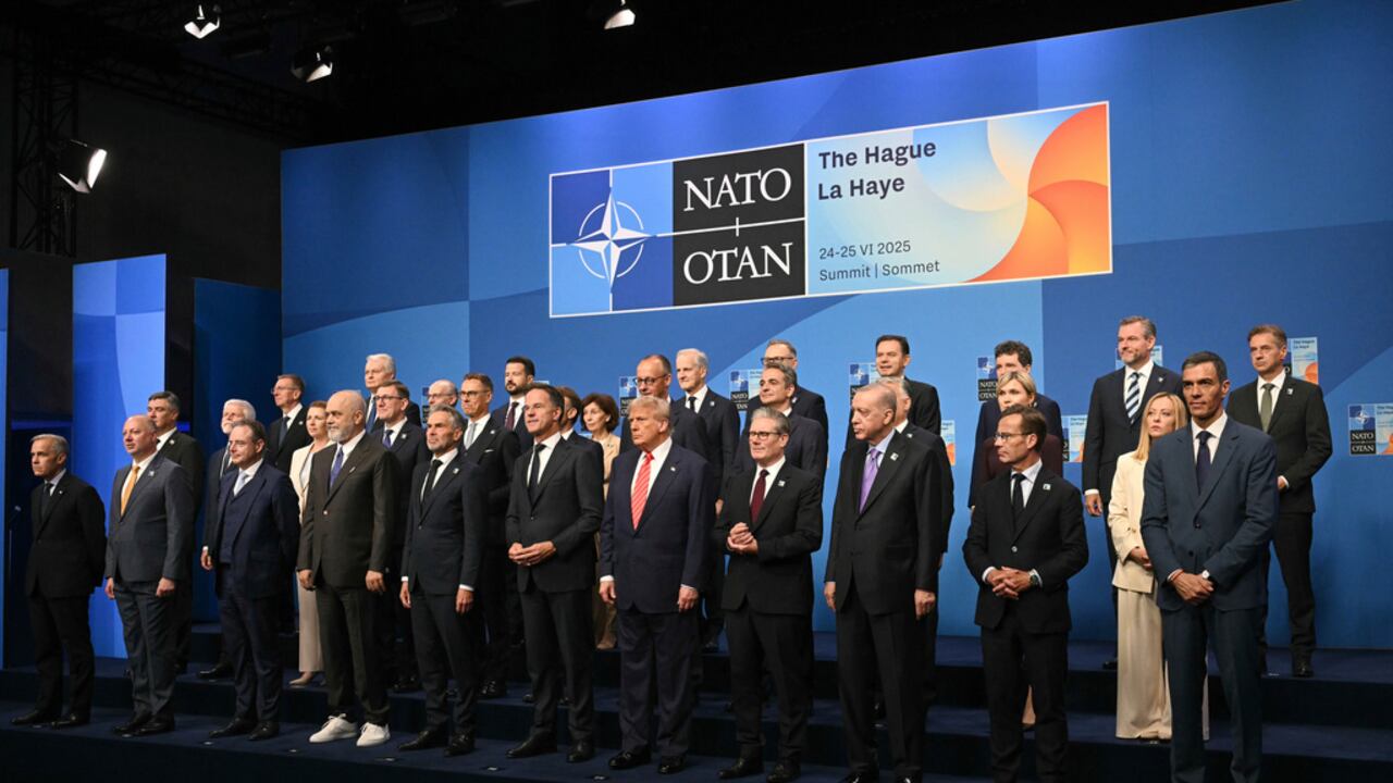 El primer ministro de los Países Bajos, Dick Schoof (primera fila, desde la quinta a la izquierda); el secretario general de la Otan, Mark Rutte; el presidente de Estados Unidos, Donald Trump; el primer ministro británico, Keir Starmer, y el presidente de Turquía, Recep Tayyip Erdoğan, posan con los líderes de los países miembros de la Otan para una foto familiar en La Haya.