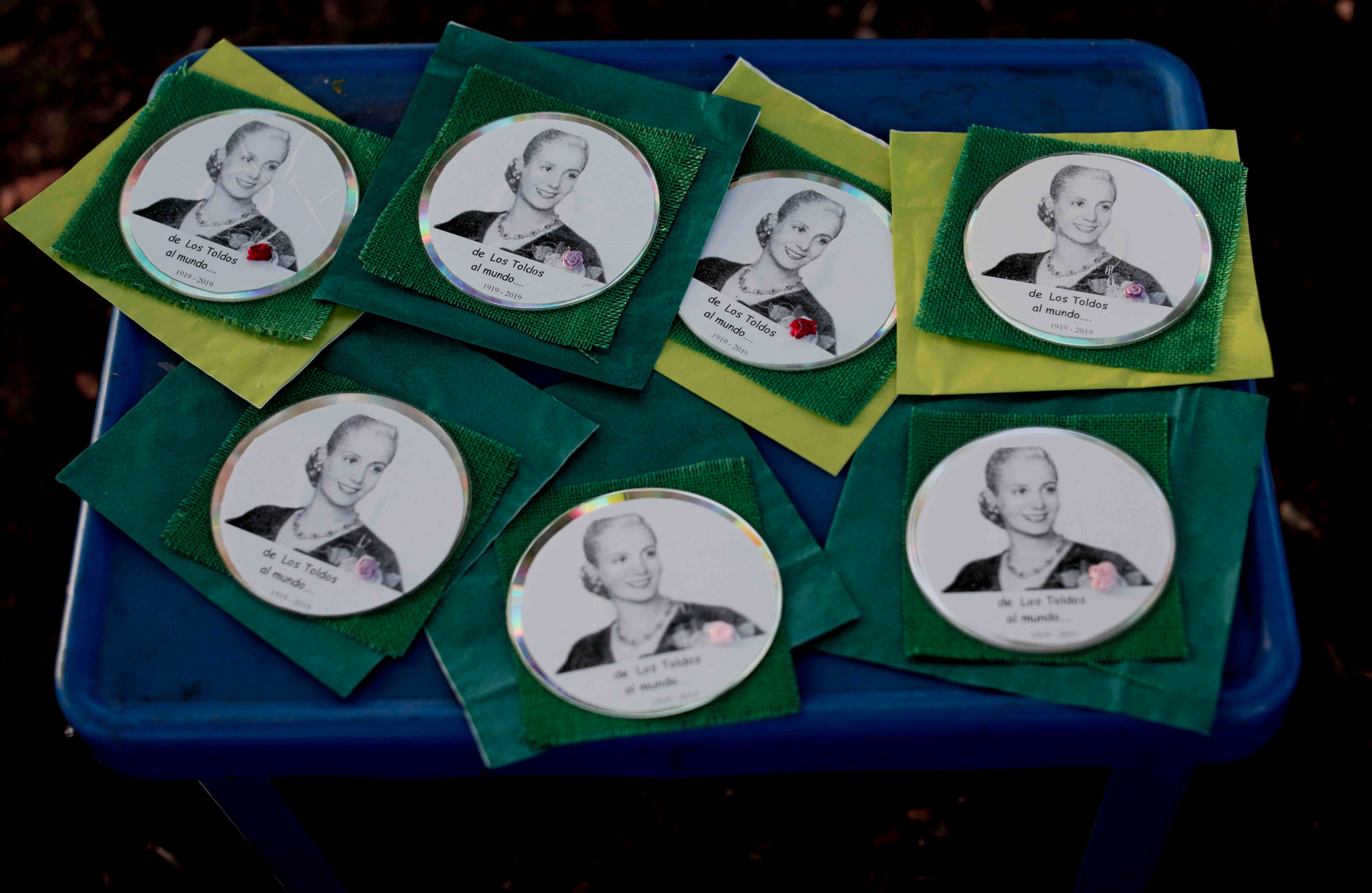 Souvenirs con el rostro de Evita Perón en Los Toldos. Foto: AP-Natacha Pisarenko