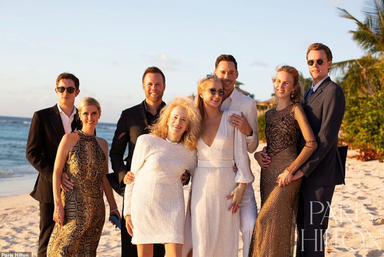 La familia de Paris se trasladó a la isla para el gran acontecimiento: De izquierda a derecha: Su cuñado James Rothschild; su hermana Nicky Hilton Rothschild; su hermano Courtney Hilton, su madre Sherry Hilton, su cuñada Tessa von Walderdorff y su hermano Barron Hilton.