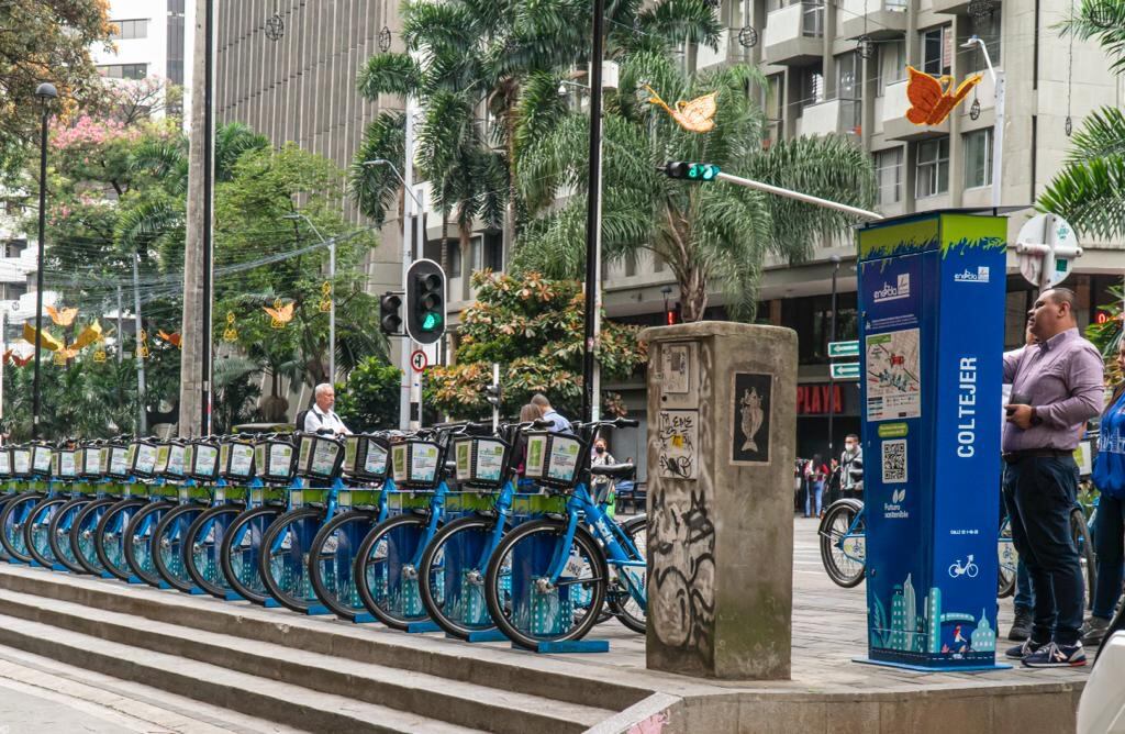 El Sistema EnCicla alcanza 16 estaciones solo en el centro de Medellín, y logra que al mes,  alrededor de 34 mil ciudadanos que deben movilizarse.