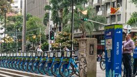 El Sistema EnCicla alcanza 16 estaciones solo en el centro de Medellín, y logra que al mes, alrededor de 34 mil ciudadanos que deben movilizarse.